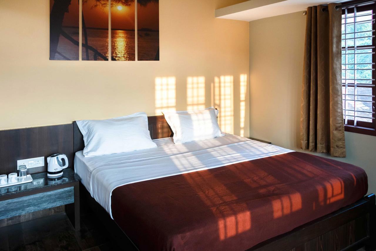 Karkera Comforts Hotel Madikeri Luaran gambar